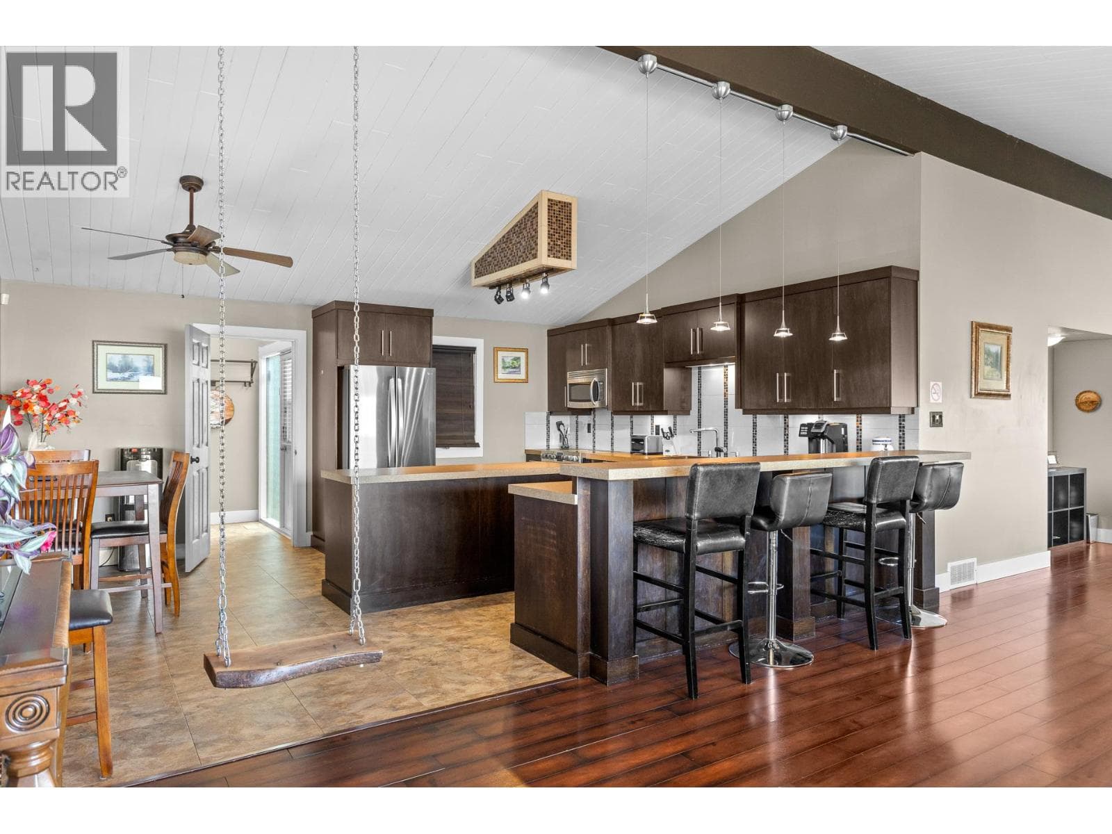 1084 Westside Road S, photo 8