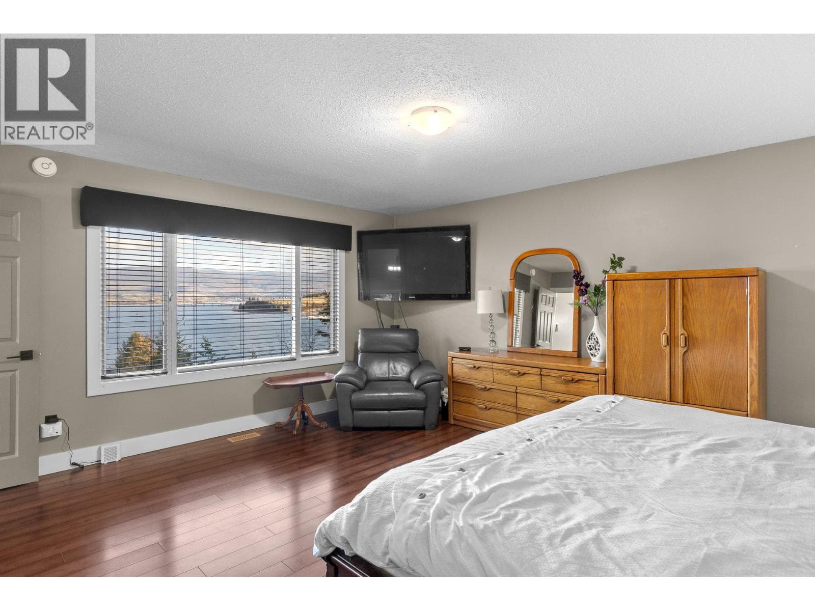 1084 Westside Road S, photo 15
