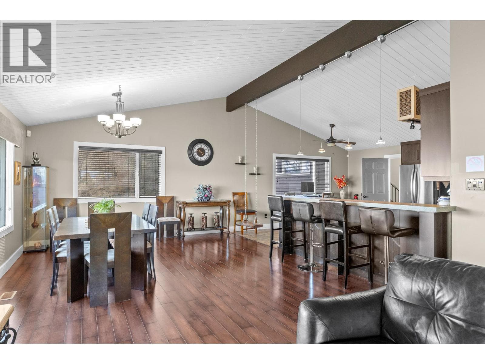 1084 Westside Road S, photo 9