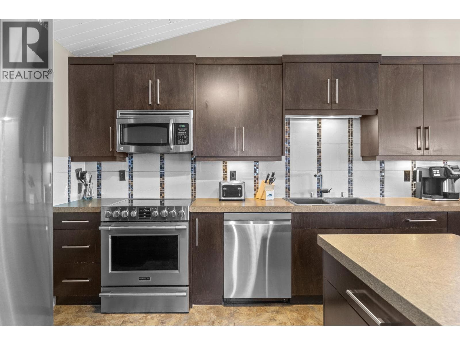 1084 Westside Road S, photo 6