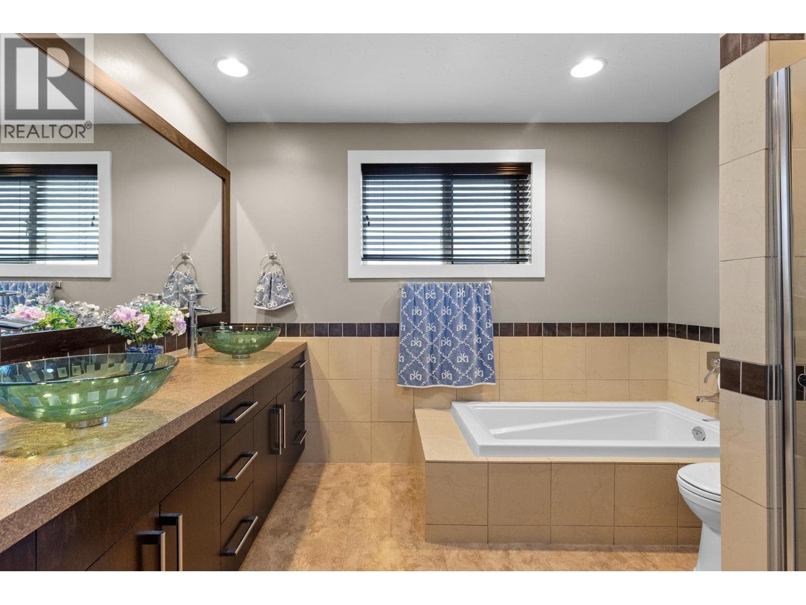 1084 Westside Road S, photo 16