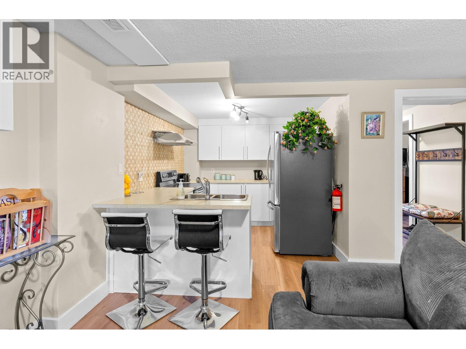 1084 Westside Road S, photo 22