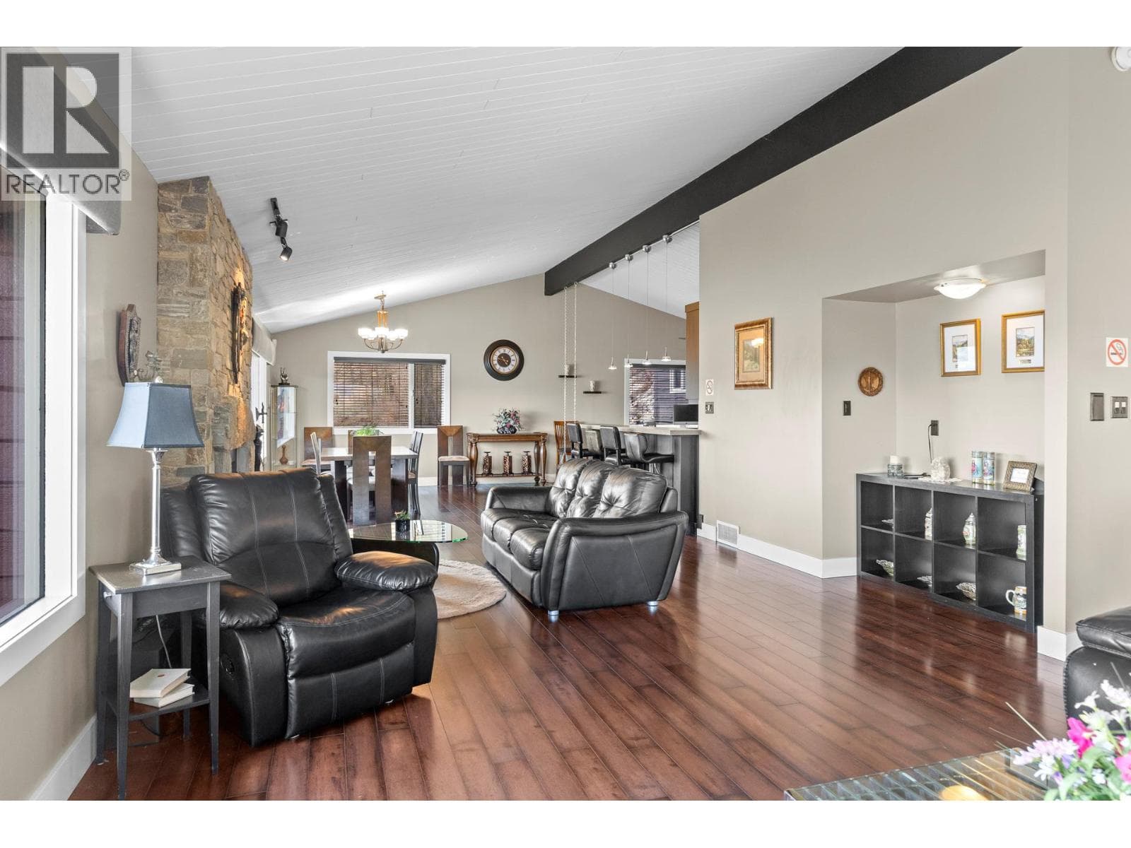 1084 Westside Road S, photo 13