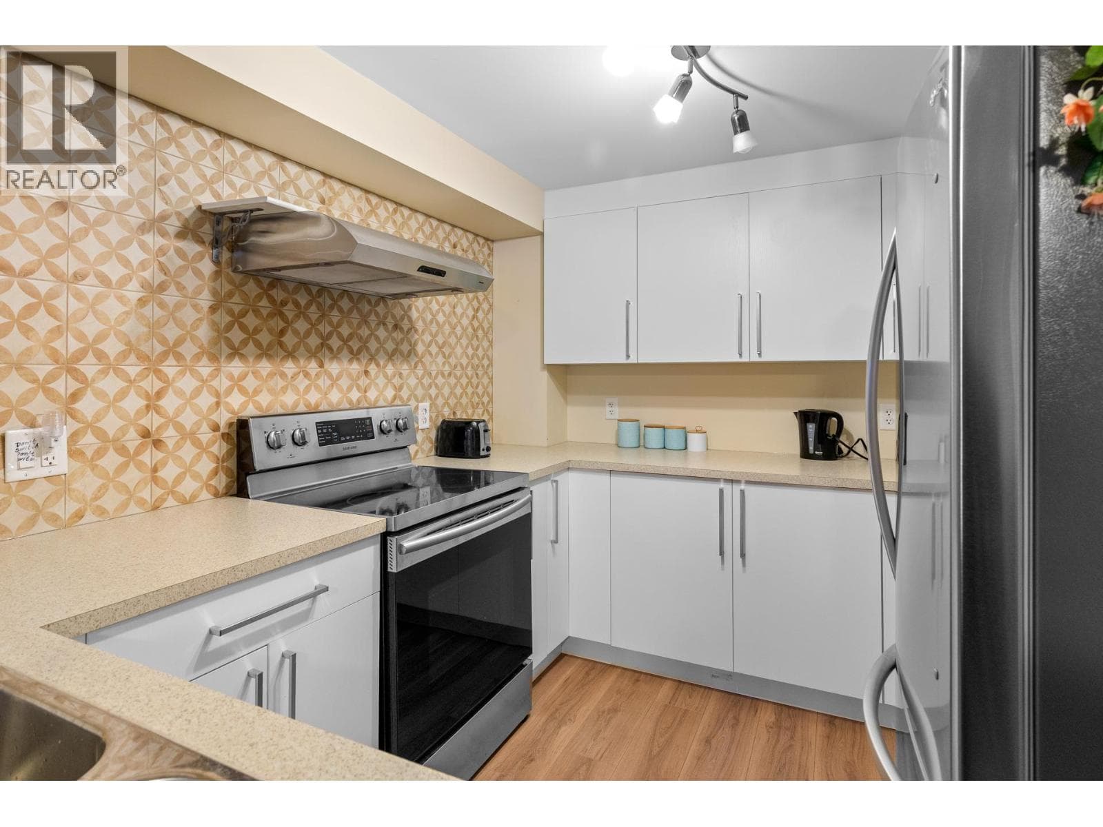 1084 Westside Road S, photo 20