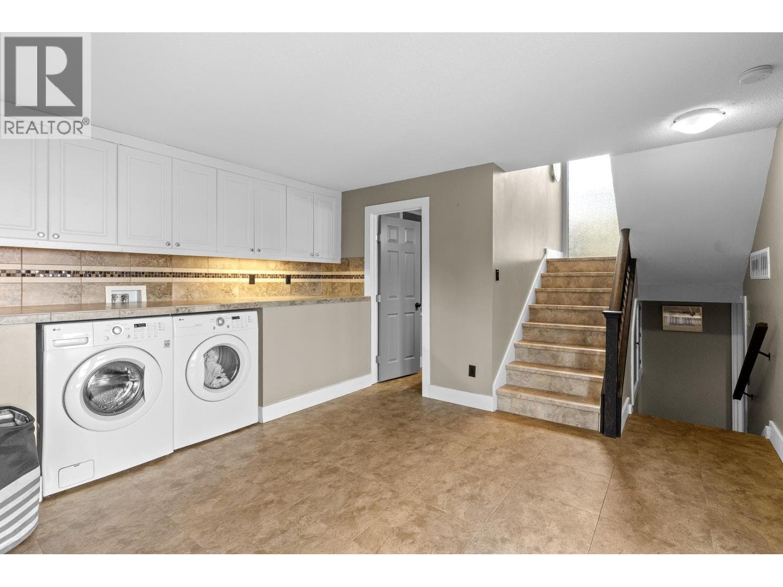 1084 Westside Road S, photo 27