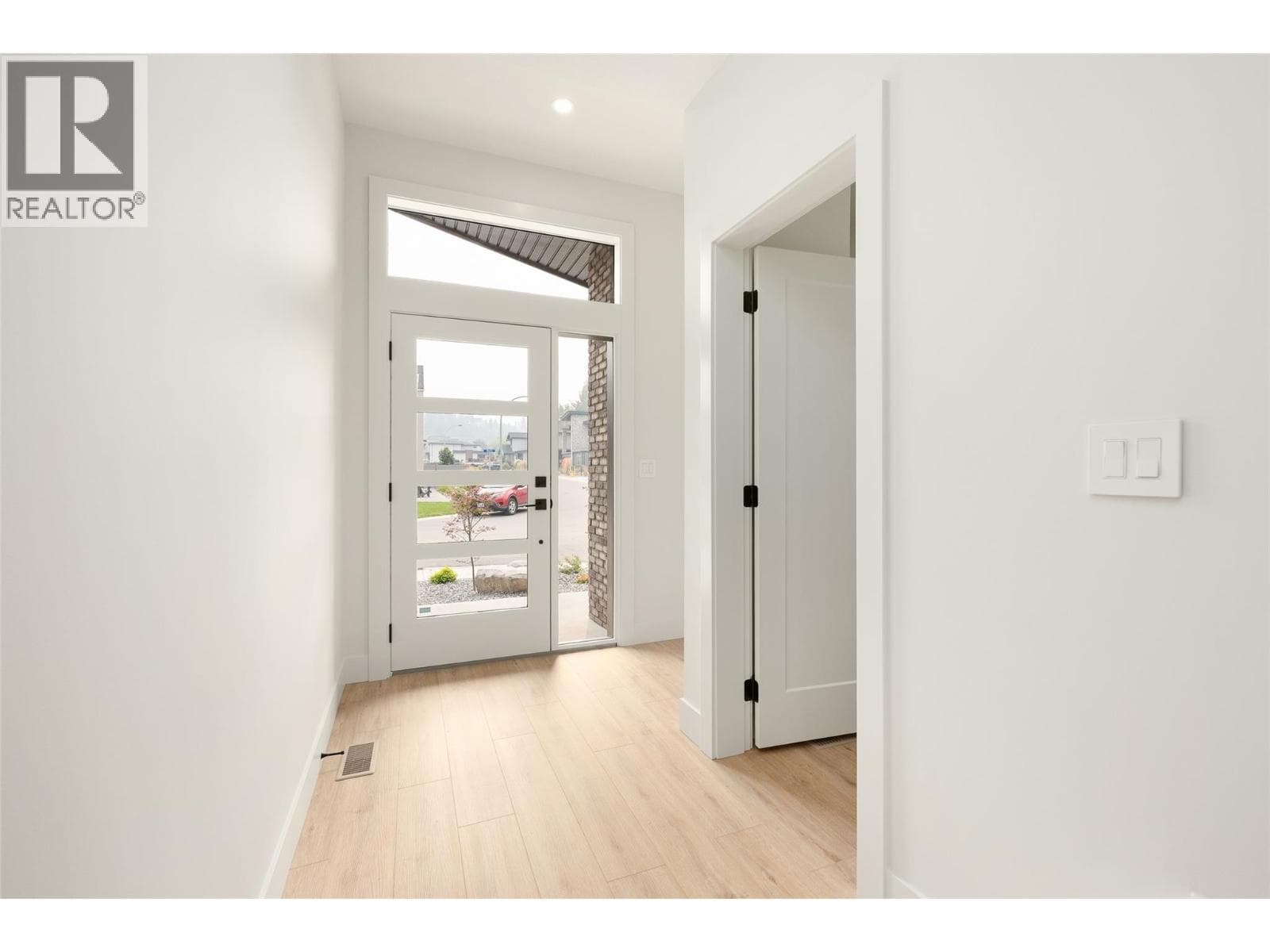 908 Bull Crescent, photo 4