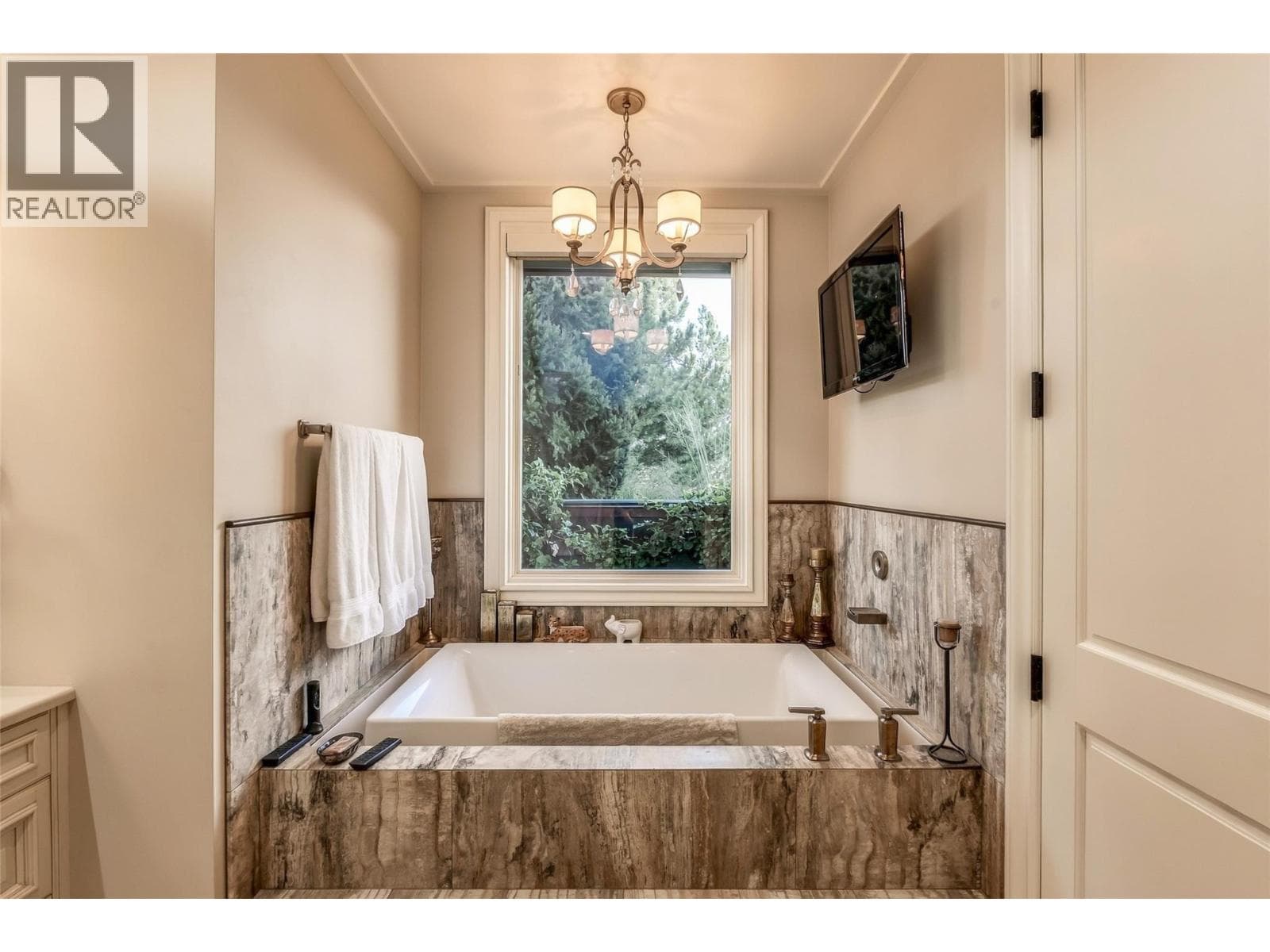 706 Highpointe Court, photo 32