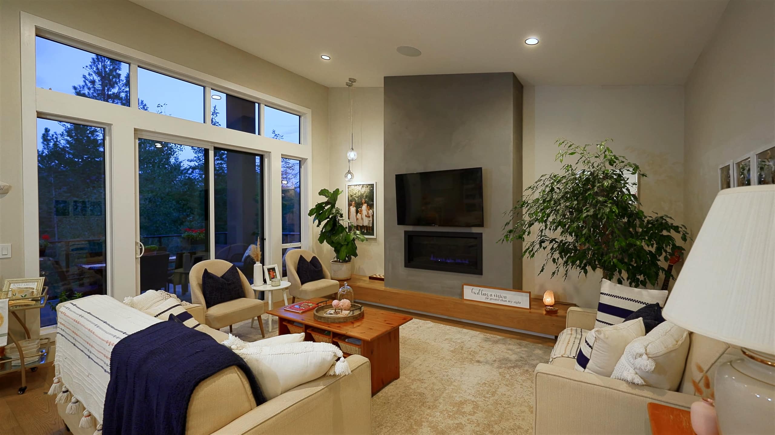 10293 Long Road, Lake Country: living room