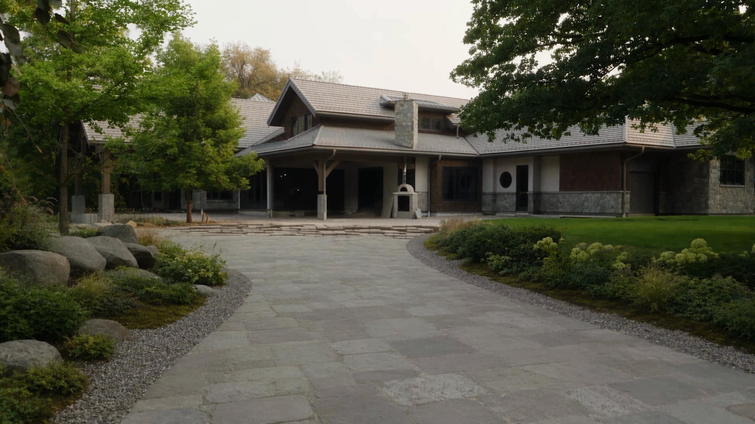 12407 Coldstream Creek Road, Coldstream: driveway