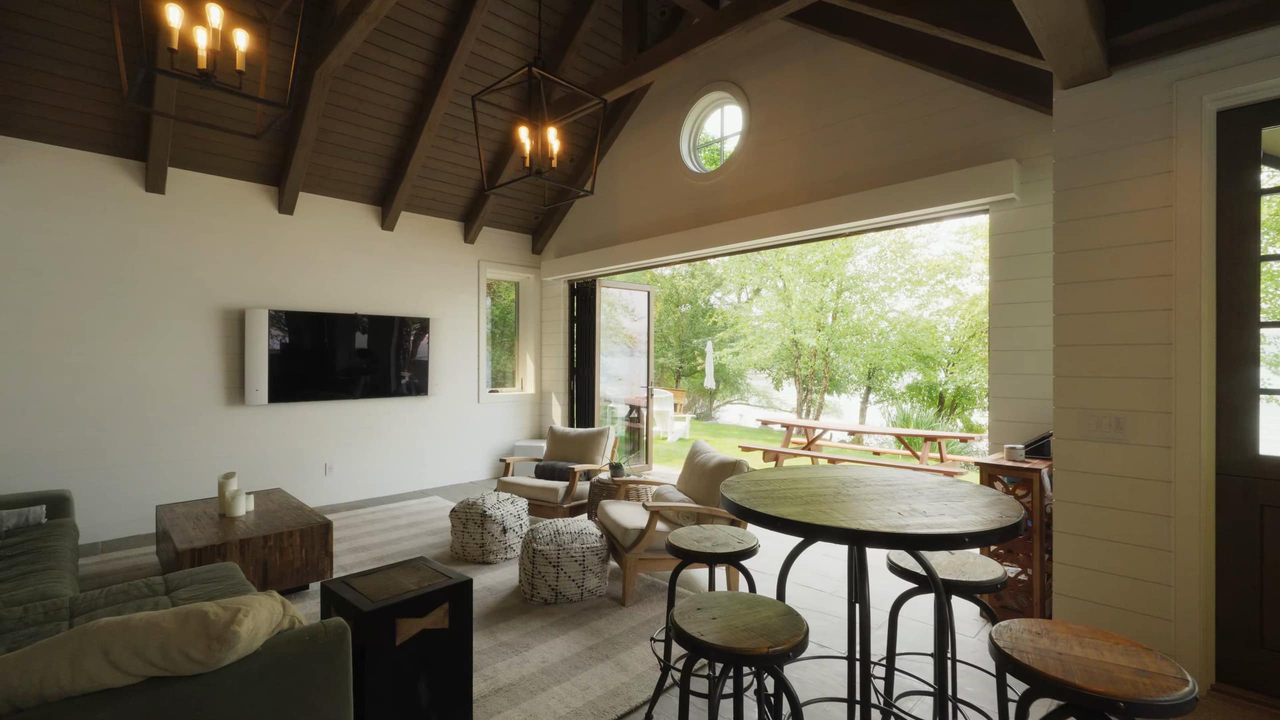 12407 Coldstream Creek Road, Coldstream: covered outdoor lounge