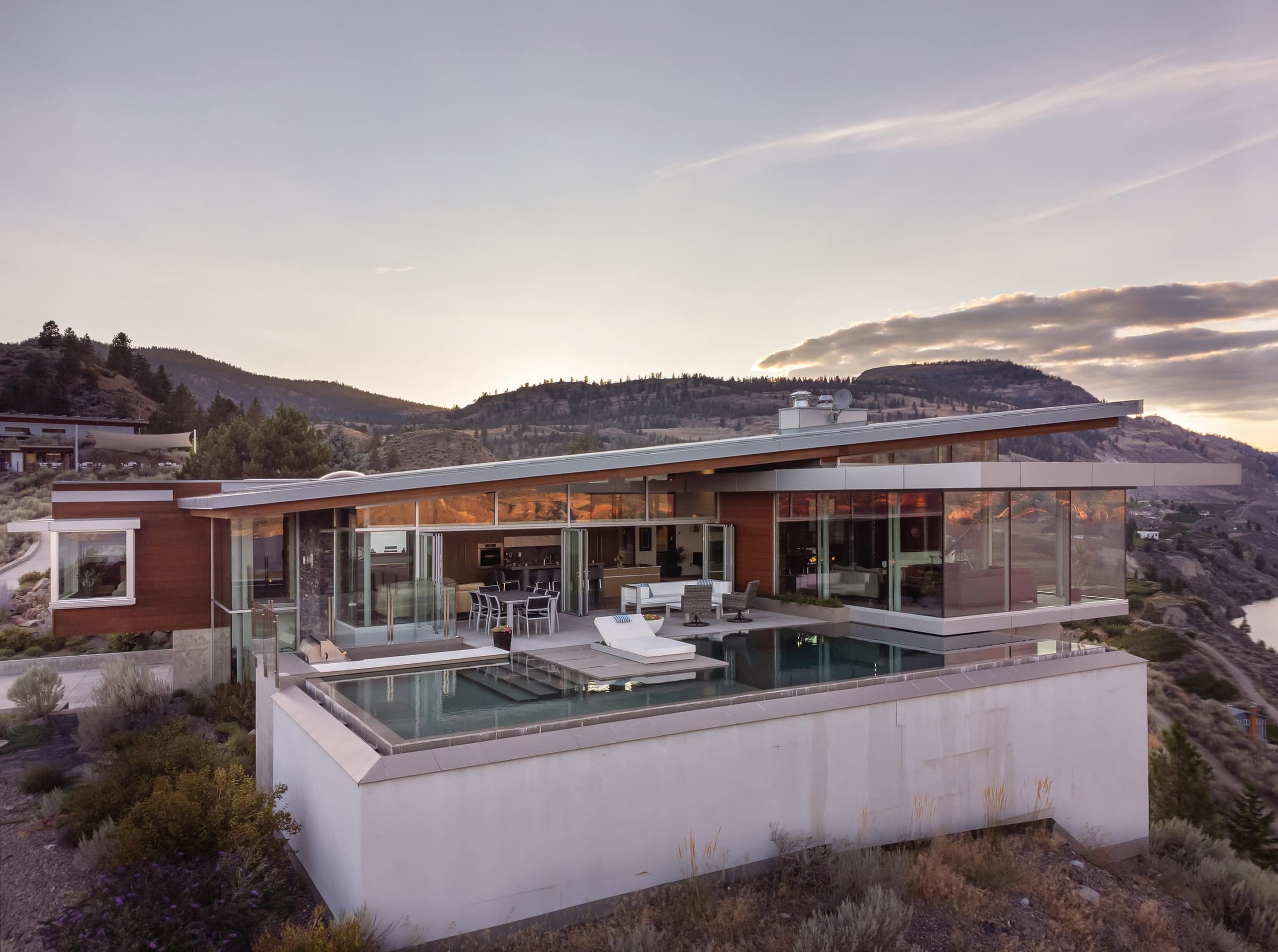 18555 Matsu Drive, Summerland, photo 2