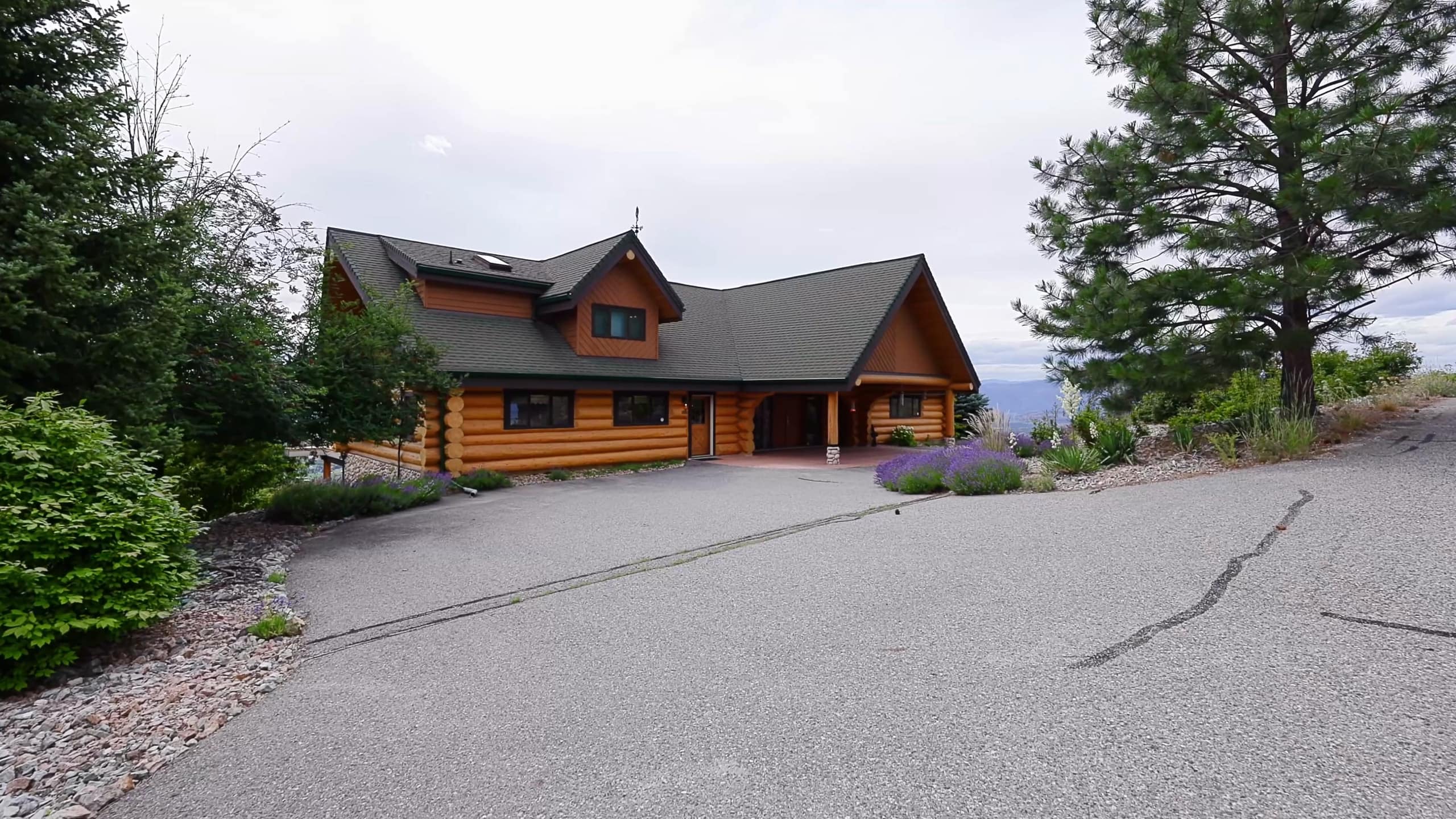 4520 Farmers Drive, Kelowna: driveway